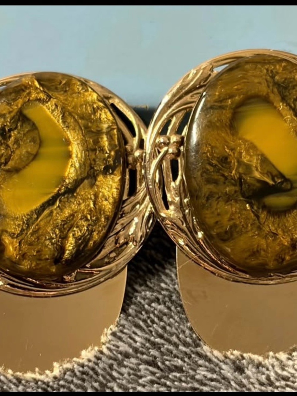 Boucles d’oreilles vintage à clips Anna Ricci – Métal doré et cabochon miel